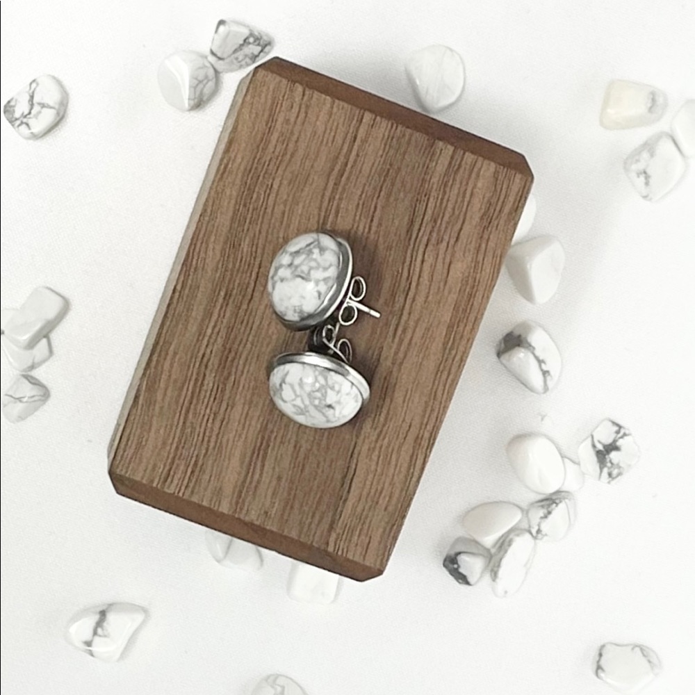Howlite 12 mm Studs